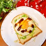 レンジで簡単！あのソースで旨さUPな目玉焼きサンド